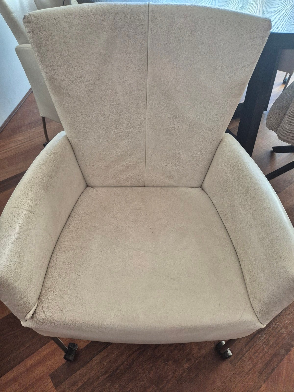 Foto 3 van 6 Witte Leren Eetkamerstoelen op Wieltjes - 2 Standen