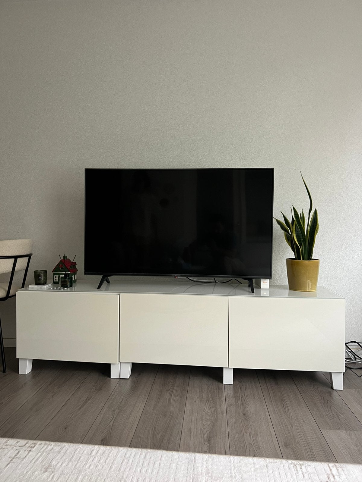 IKEA BESTA TV-meubel wit met glazen bovenplaat, Huis en Inrichting, Ophalen, 150 tot 200 cm, Zo goed als nieuw, Minder dan 100 cm