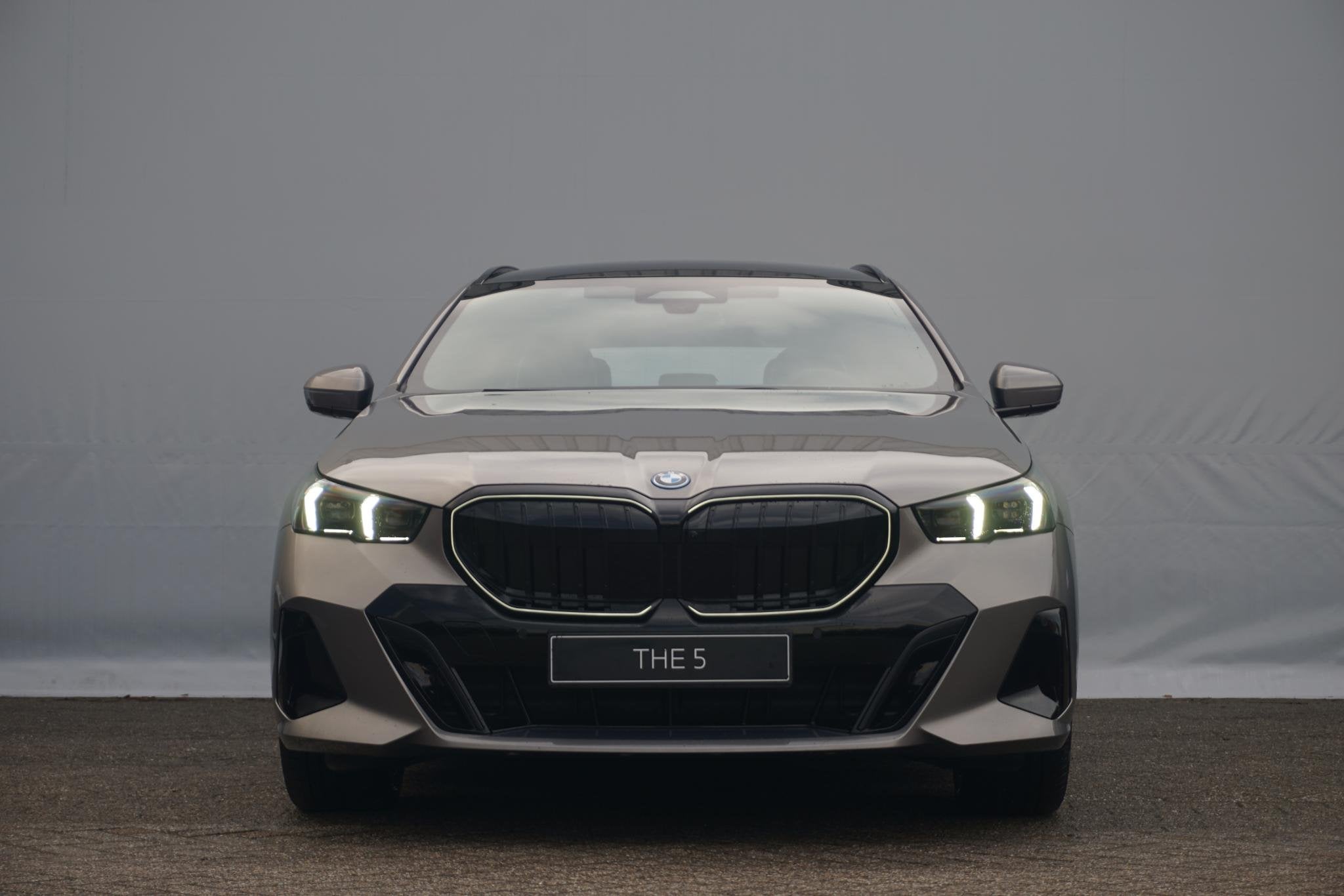 BMW 5 serie Touring 550e xDrive M Sportpakket Pro | Panorama, Auto's, Automaat, Stof, 135 min, Plug-in hybride