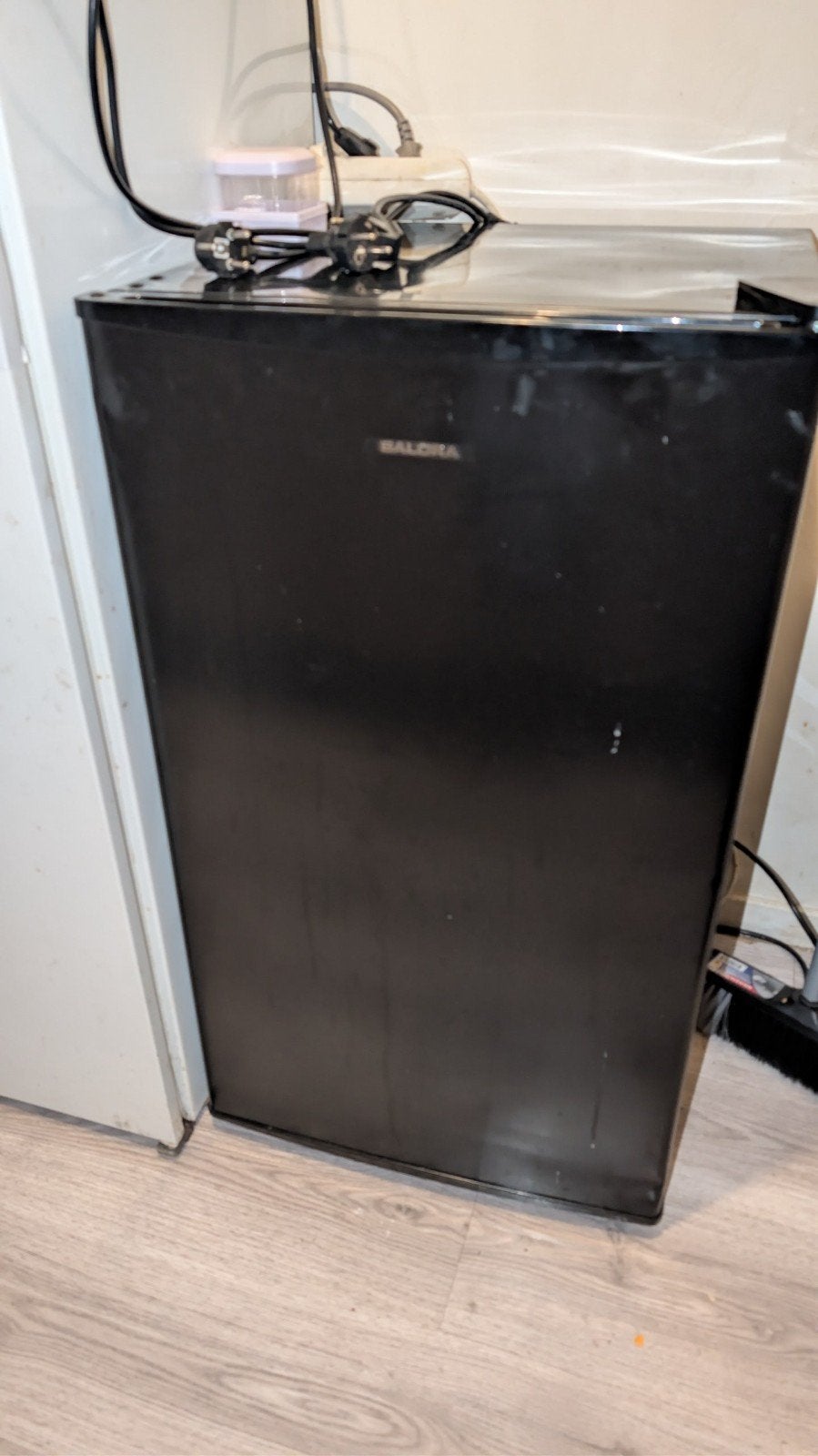 Zwarte smalle diepvries, Witgoed en Apparatuur, Minder dan 75 liter, Ophalen, Zo goed als nieuw, Met vriesvak