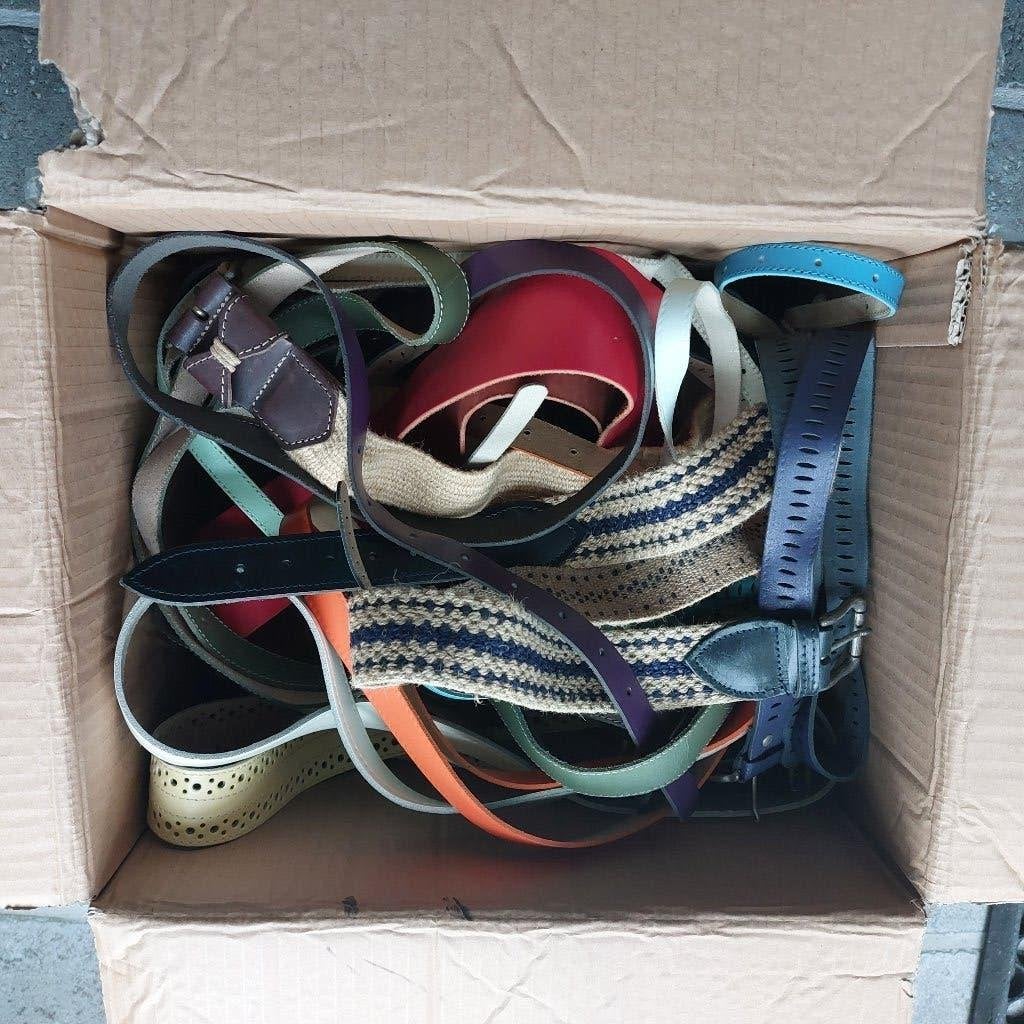 Doos met 30 riemen (nieuw), Kleding | Dames, Riemen en Ceinturen, Ophalen of Verzenden, Nieuw, Overige kleuren, 100 cm of meer