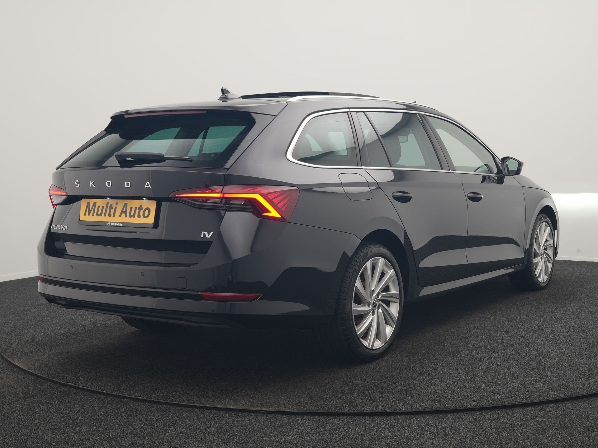 Skoda Octavia Combi 1.4 TSI iV PHEV Business Edition 204pk D, Auto's, Dealer onderhouden, Stof, Gebruikt, Zwart