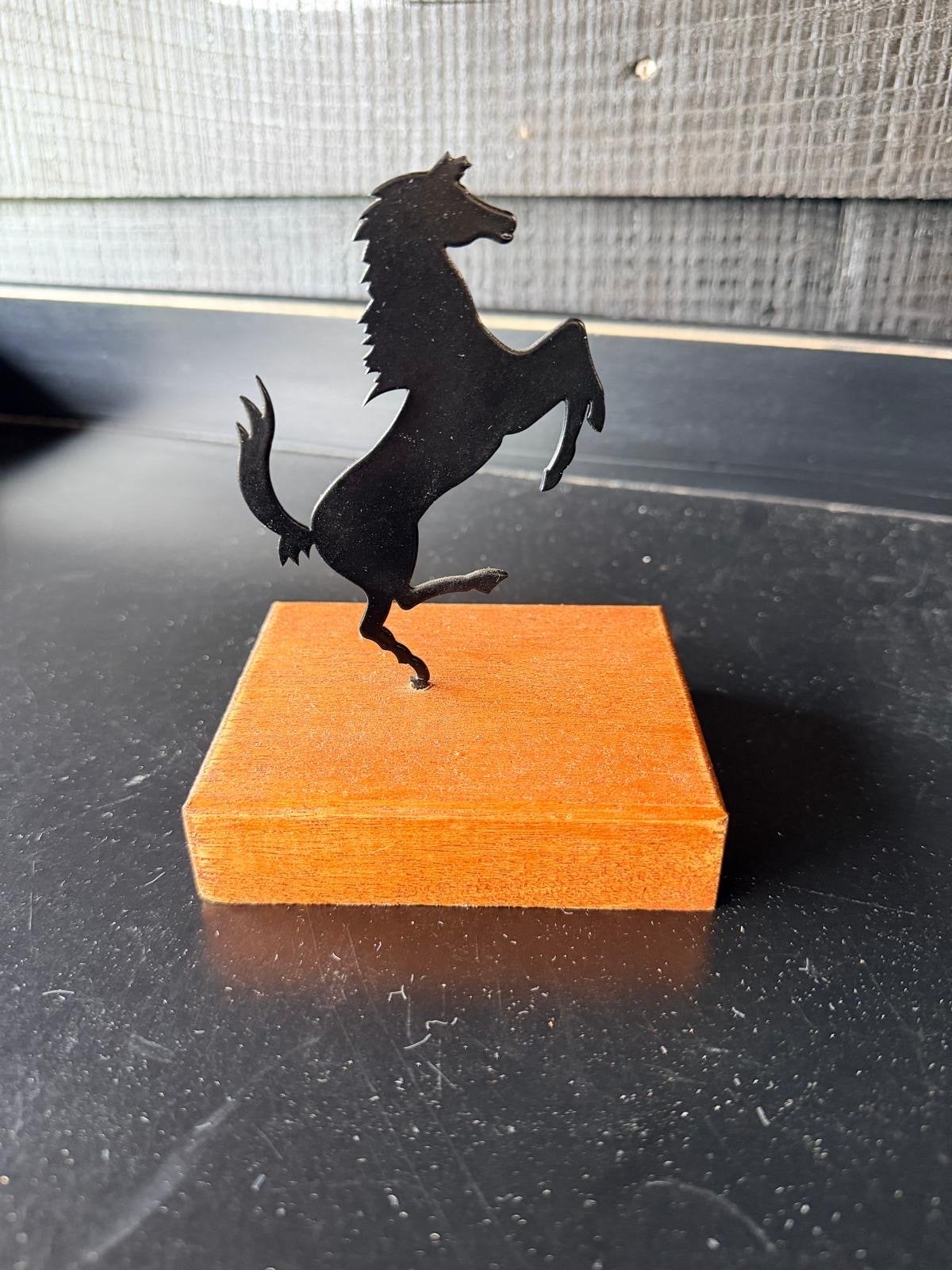 Ferrari Paard Sculptuur - Zwart Metaal op Houten Sokkel, Ophalen of Verzenden, Zo goed als nieuw, Auto's