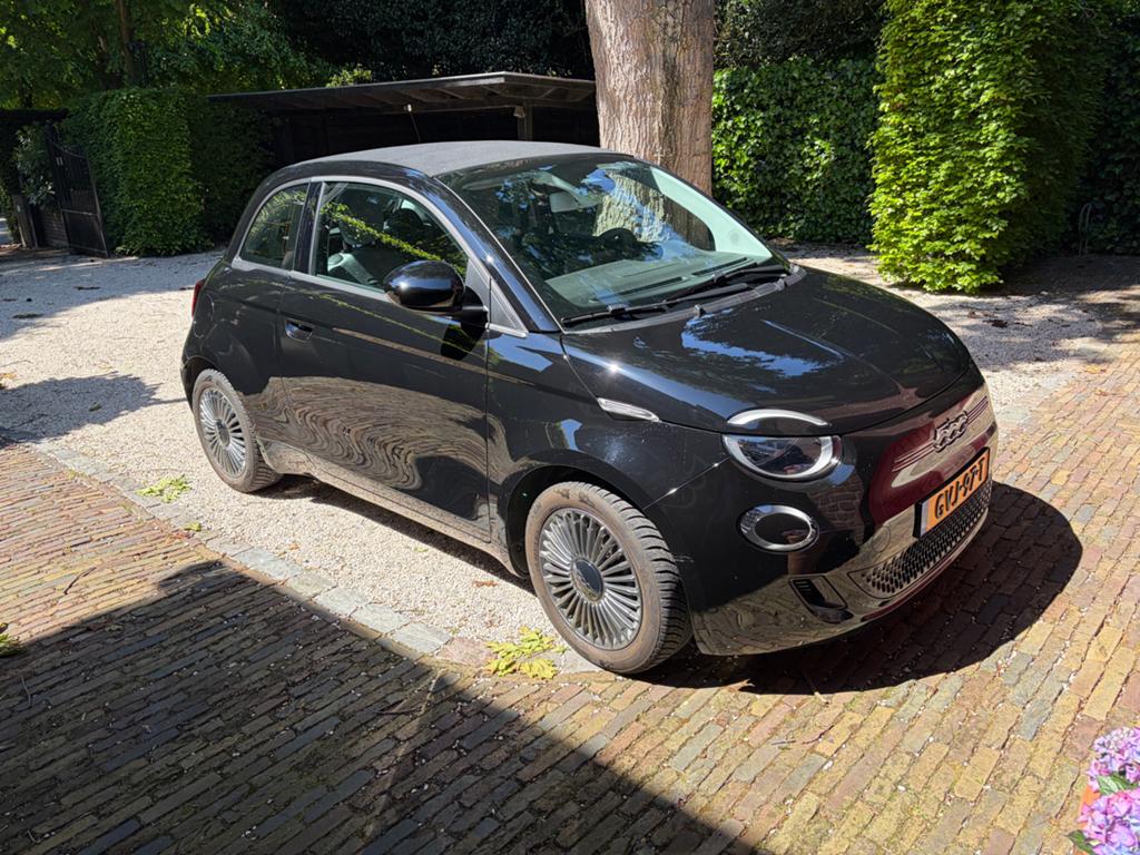 Fiat 500e Icon Cabrio 42kWh 2022 Zwart, 15.071km, Auto's, Stof, Cabriolet, Zwart, 525 min