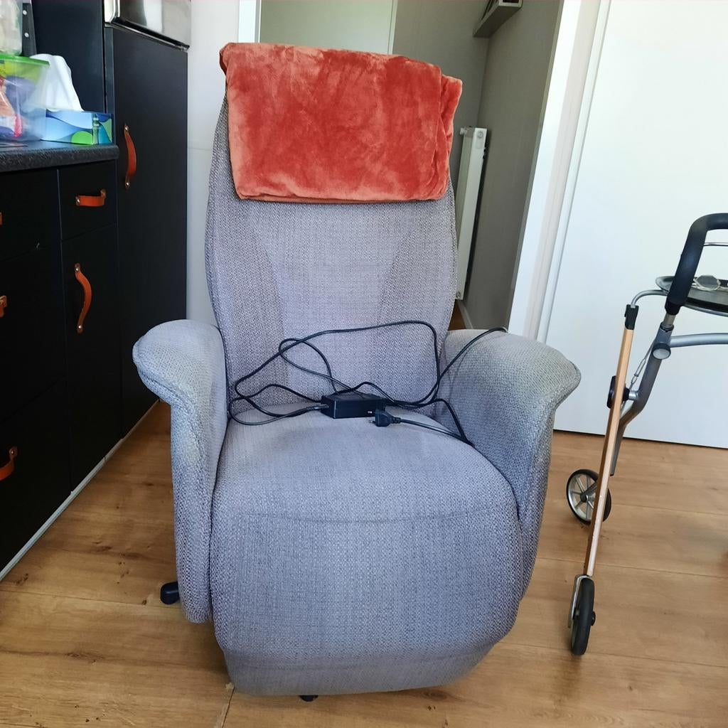 Comfortabele grijze relaxfauteuil met elektrische functie, Ophalen, Gebruikt, Modern, Comfort, Eén