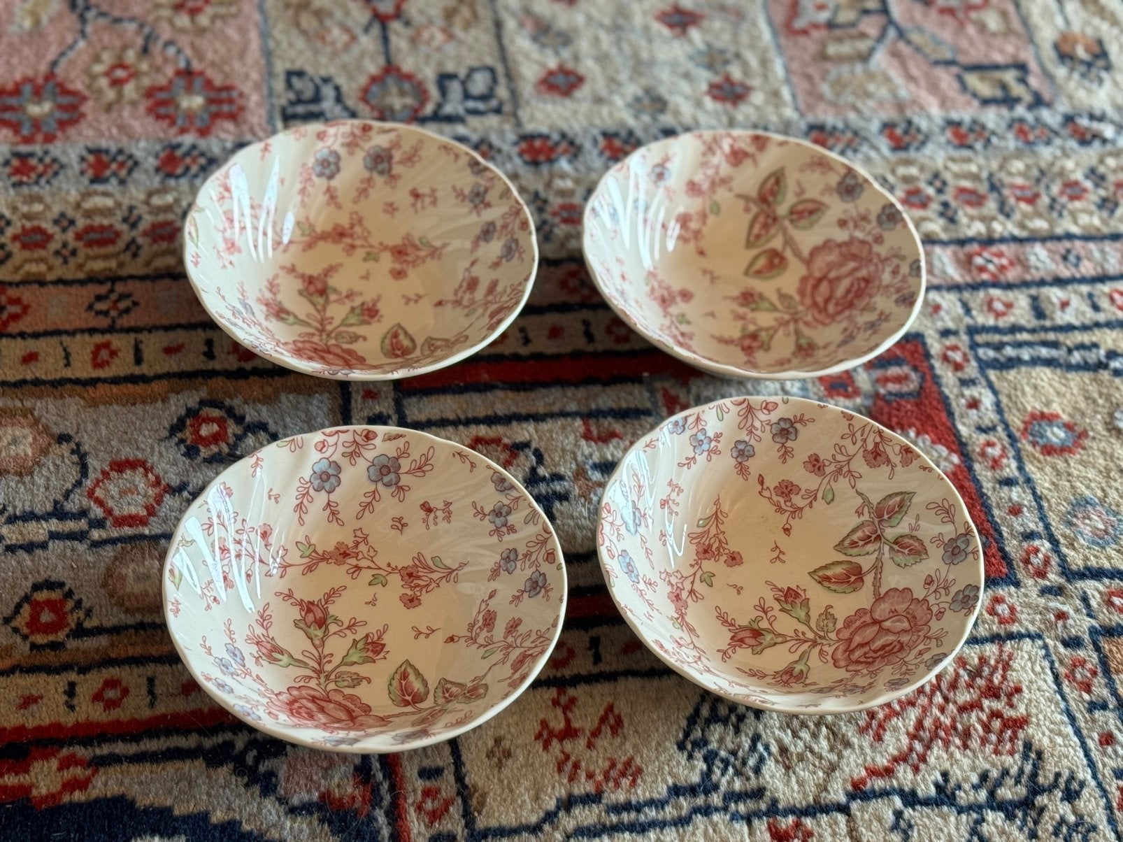 4 nieuwe compoe schaaltjes Johson Bros Rose Chintz, Antiek en Kunst, Antiek | Servies los, Ophalen