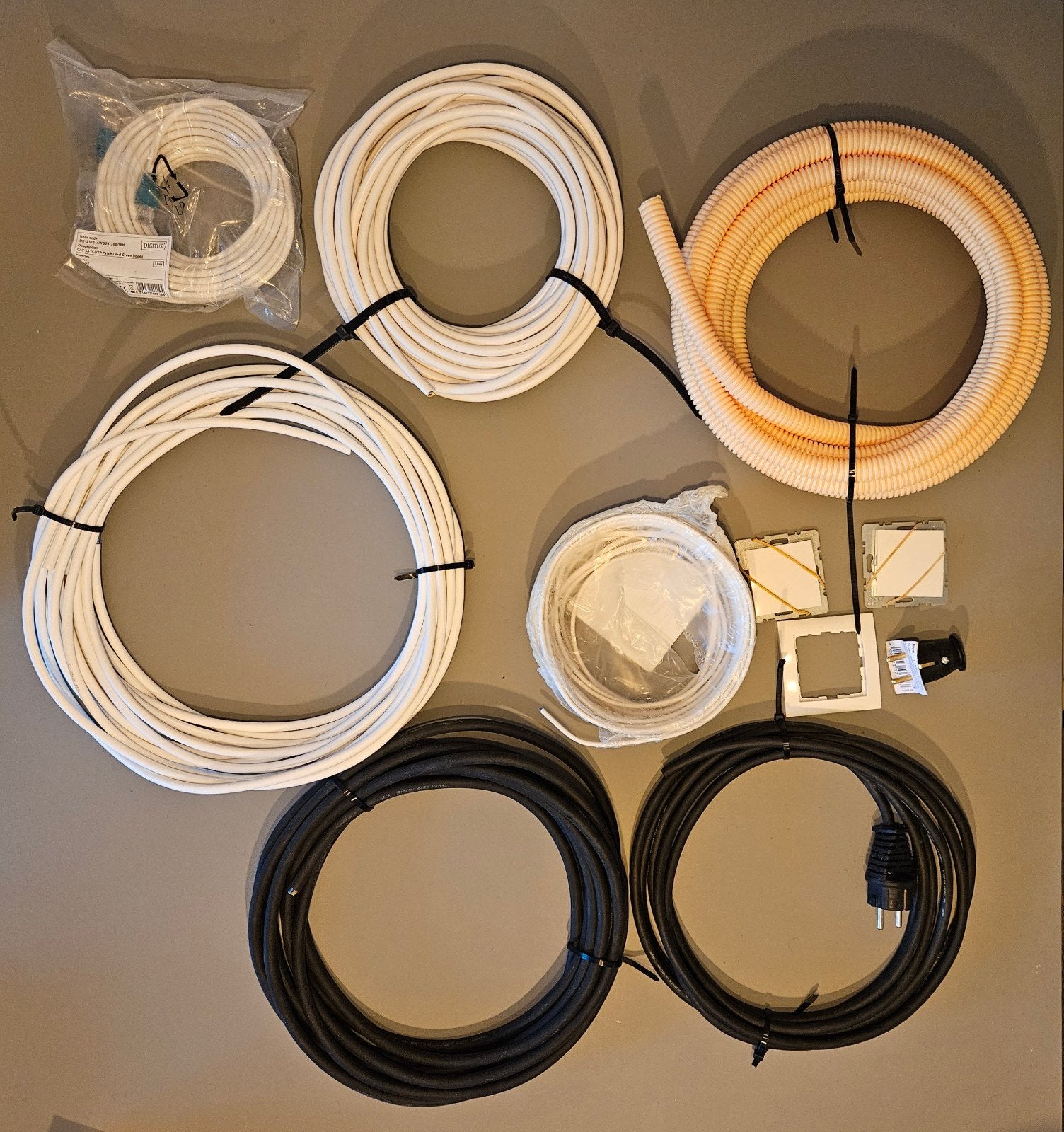 Partij nieuwe kabels, snoeren & schakelmateriaal, Ophalen of Verzenden, Nieuw, Kabel of Snoer