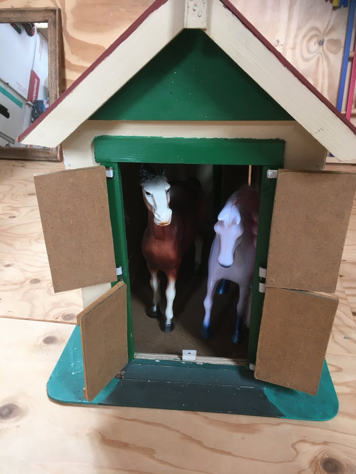 Zelfgemaakte paardenstal voor Barbie paarden