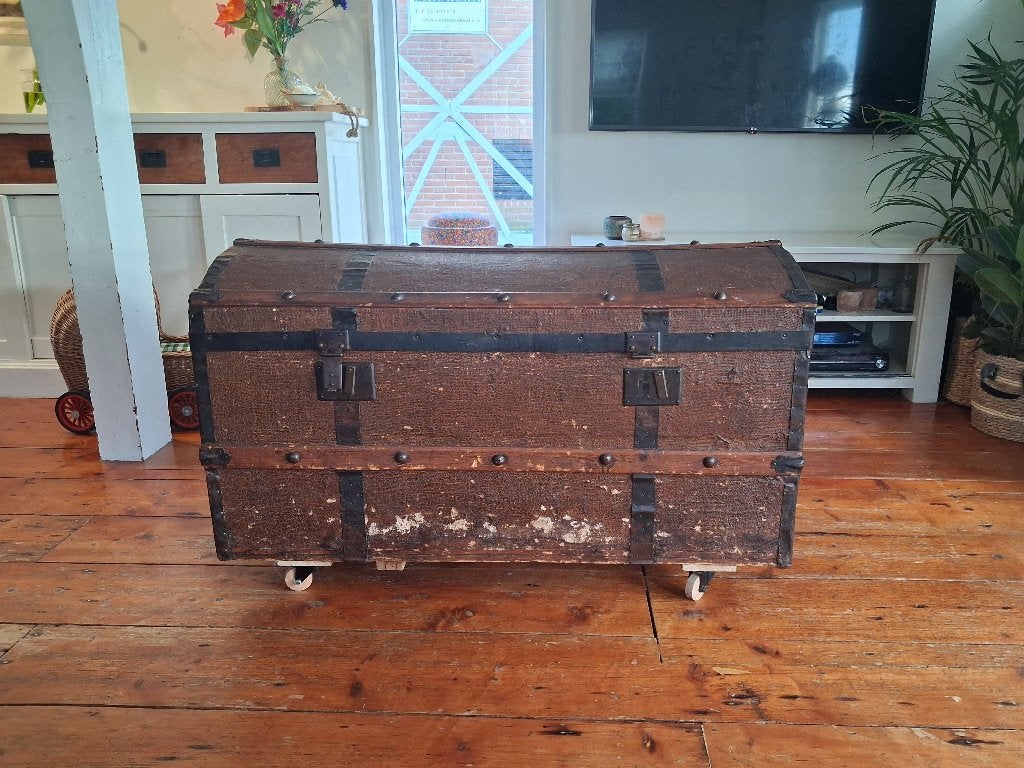 Oude scheepskist/dekenkist op wielen, Ophalen