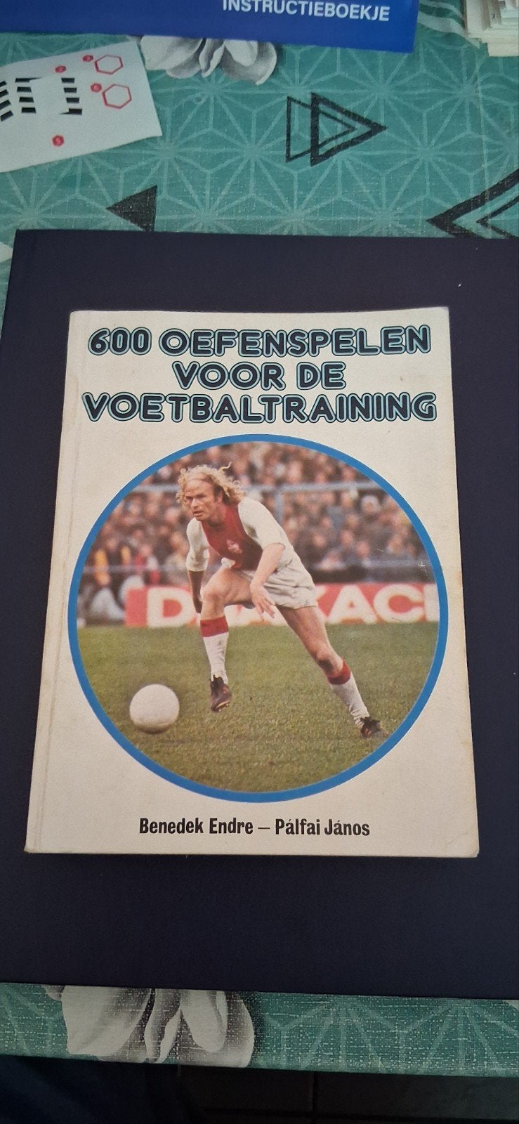 600 Oefenspelen voor de Voetbaltraining - Benedek Endre, Boeken, Ophalen of Verzenden, Gelezen, Benedek Endre - Pálfai János, Balsport