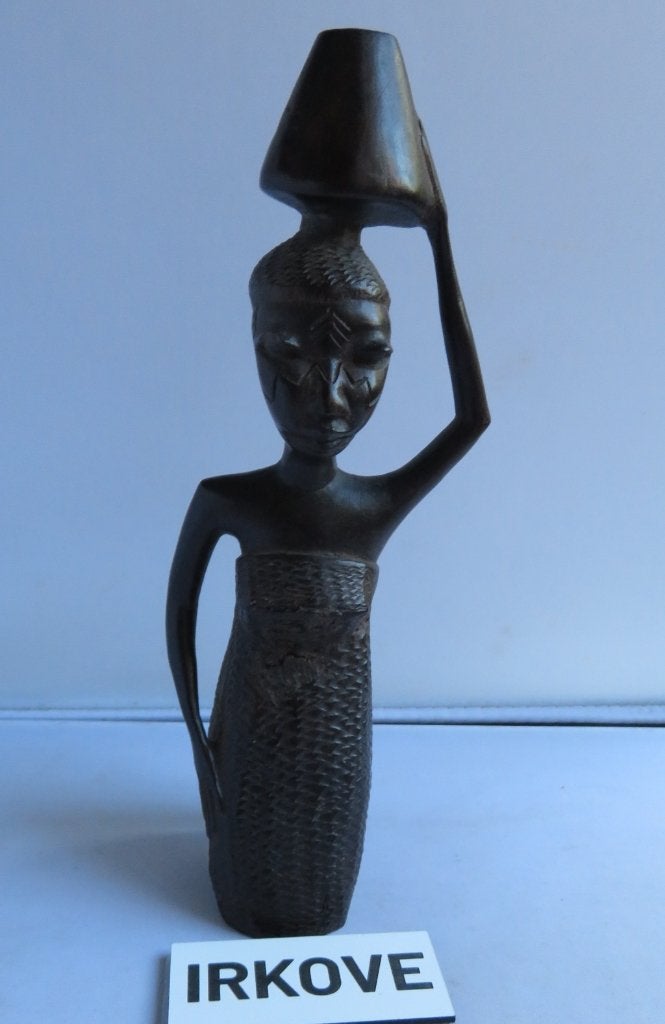 ZITTENDE VROUW MET KRUIK * Mooi Beeld *, Minder dan 20 cm, Verzenden, Beeld, Hout