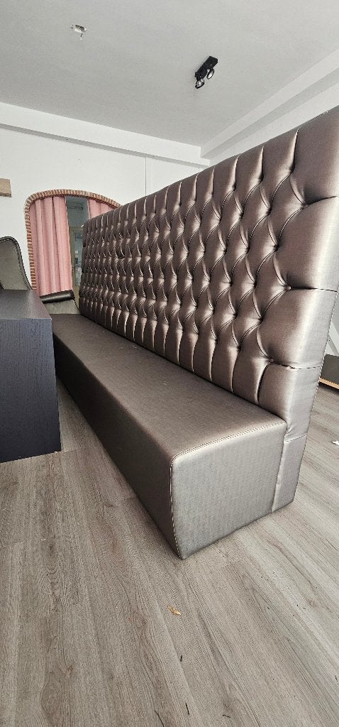 Prachtige gecapitonneerde designbank - Bronskleurig, Ophalen, Overige materialen, 250 tot 300 cm, Gebruikt