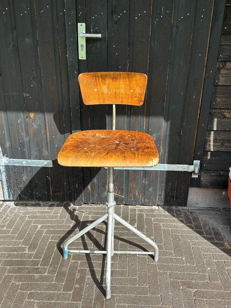 Oude vintage atelierstoel/ tekenkruk. (Bozo Groningen), Ophalen