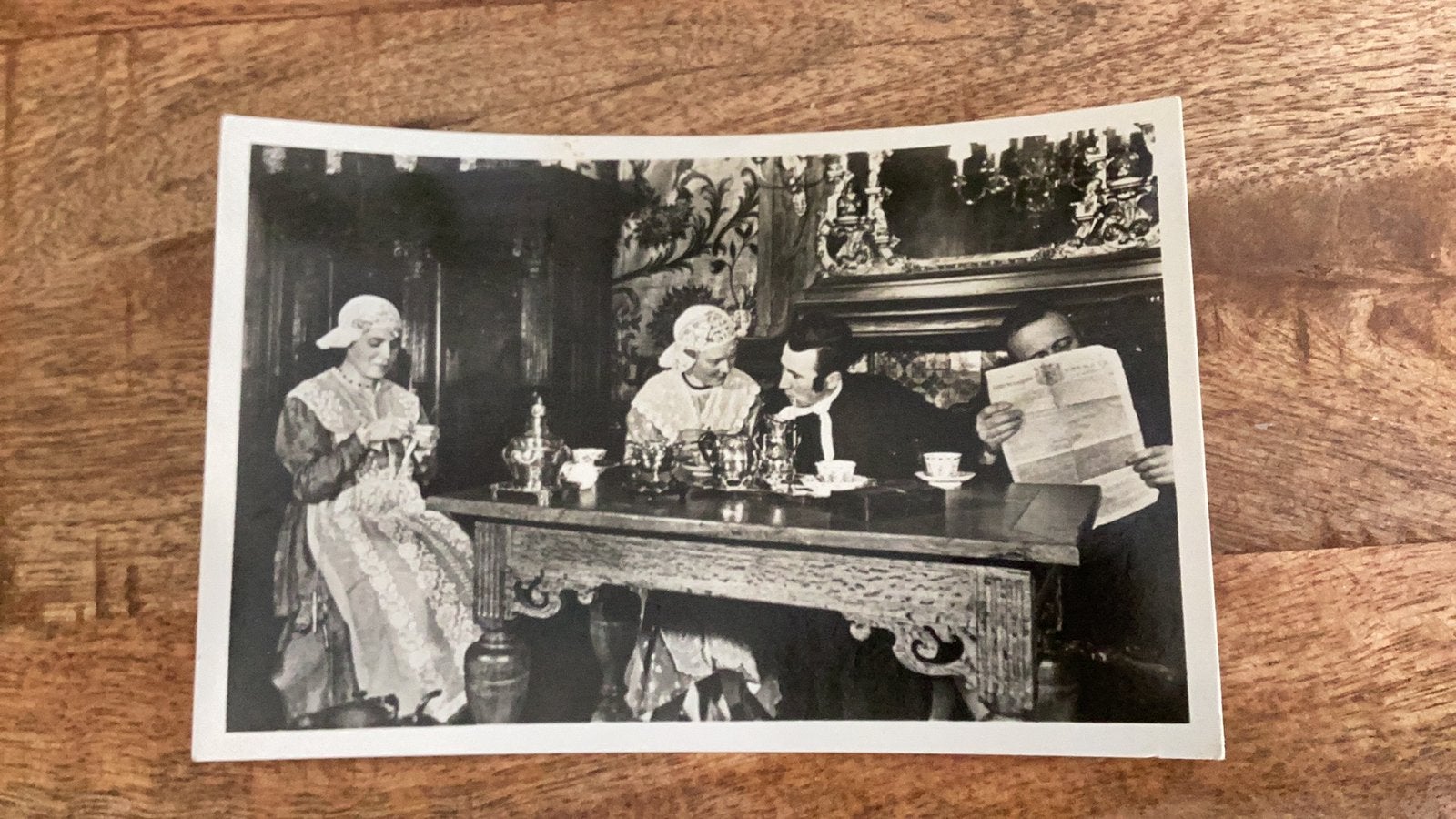 Friese kostuums 2x prentbriefkaarten, Ophalen of Verzenden, 1940 tot 1960, Zo goed als nieuw