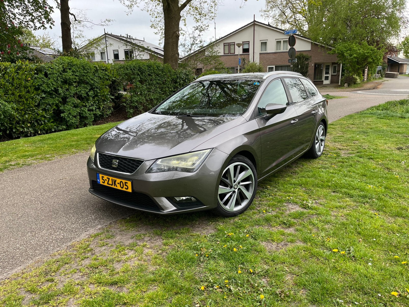 Seat Leon 1.6 TDI 150pk 2014 Grijs UNIEK LAGE KM STAND, Voorwielaandrijving, Zwart, 4 cilinders, Leon