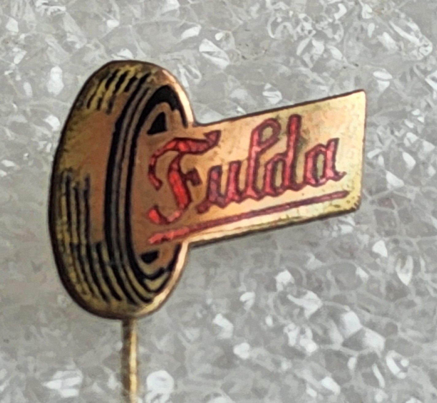 Vintage Emaille Speldje Fulda Autobanden, Ophalen of Verzenden, Gebruikt, Merk, Speldje of Pin