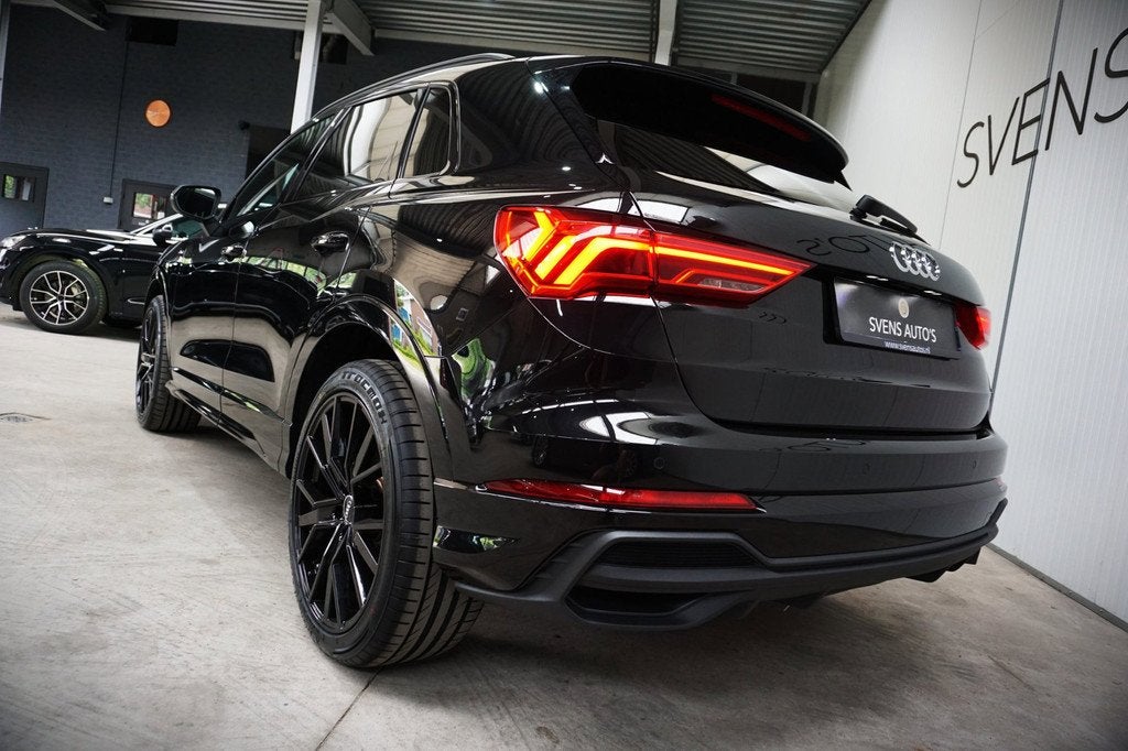Audi Q3 35 TFSI S-Line Black Edition Trekhaak|Keyless|Carpla, Auto's, Audi, 15 km/l, Zwart, 4 cilinders, 150 pk