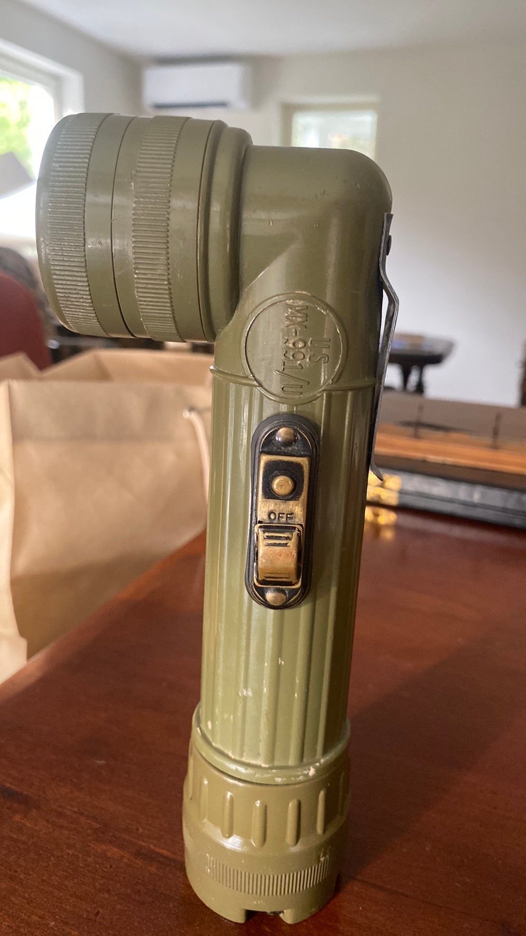Antieke groene vintage leger zaklamp met kleuren filter, Ophalen