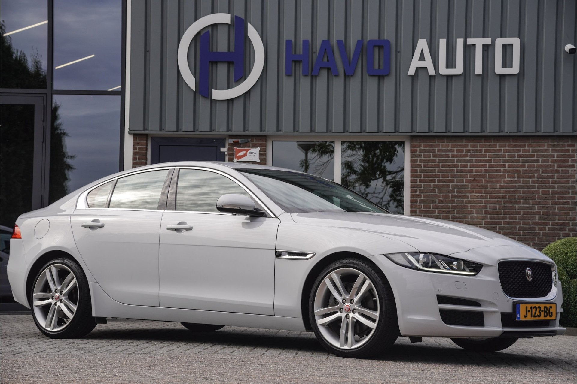 Jaguar XE 2.0 Portfolio, LEDER, CAMERA, TREKHAAK, MEMORY, Auto's, Jaguar, 4 cilinders, Wit, Leder, Bedrijf