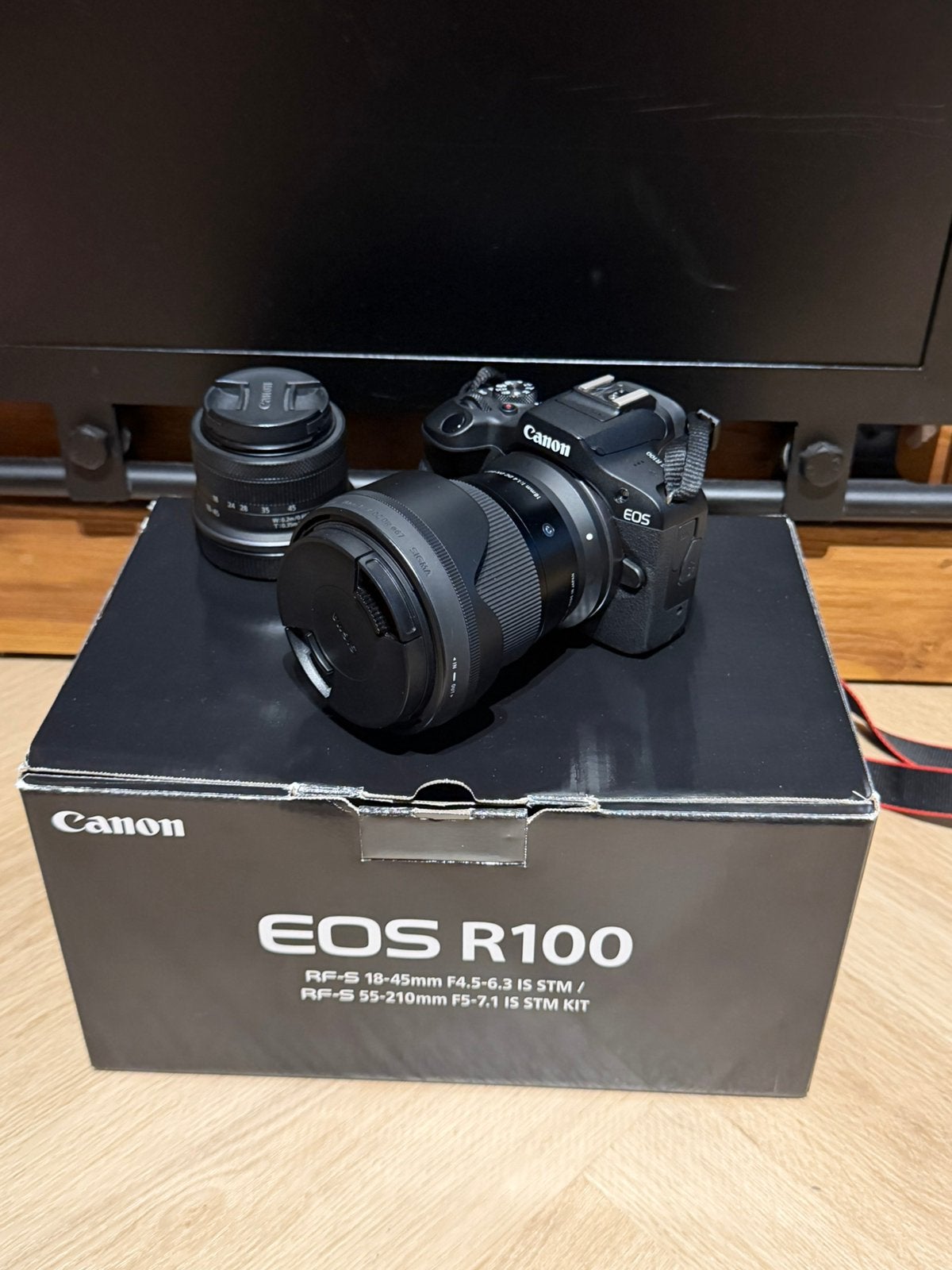 Camera set Canon r100 + 18-45mm kitlens + Sigma 16 mm lens, Spiegelreflex, Canon, Ophalen of Verzenden, Zo goed als nieuw