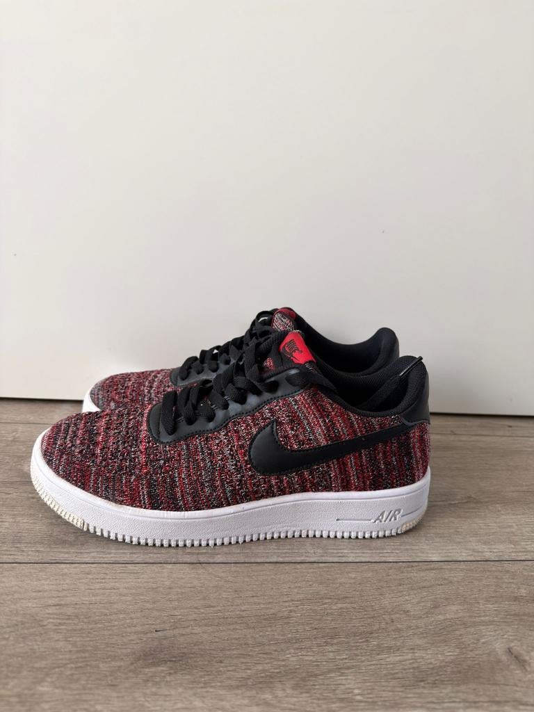 Nike Air Force 1 Flyknit - Rood/Zwart Sneakers, Kleding | Heren, Schoenen, Gedragen, Overige kleuren, Ophalen of Verzenden