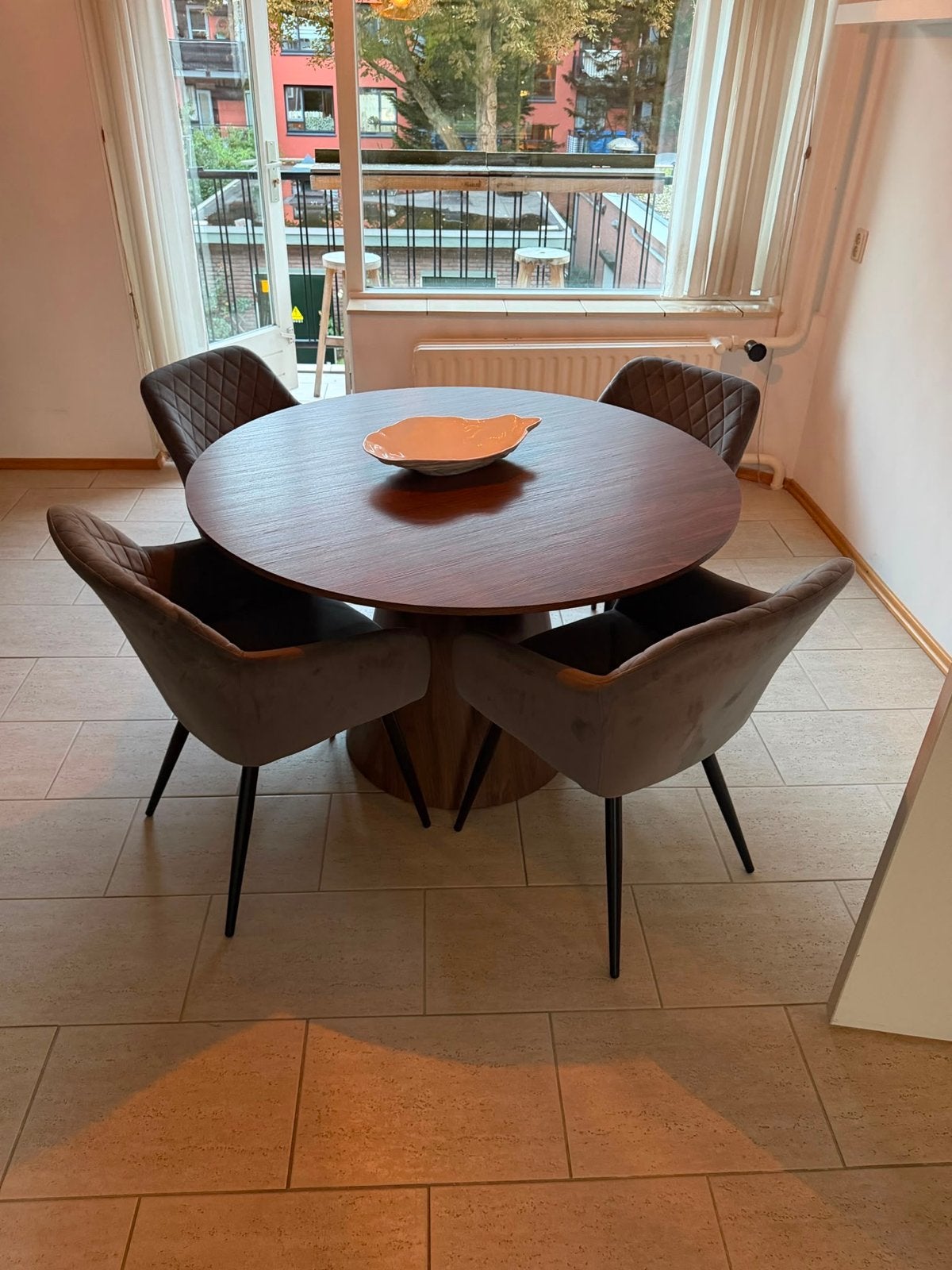 Stijlvolle ronde eettafel met 4 stoelen, Ophalen, 100 tot 150 cm, Rond, Zo goed als nieuw