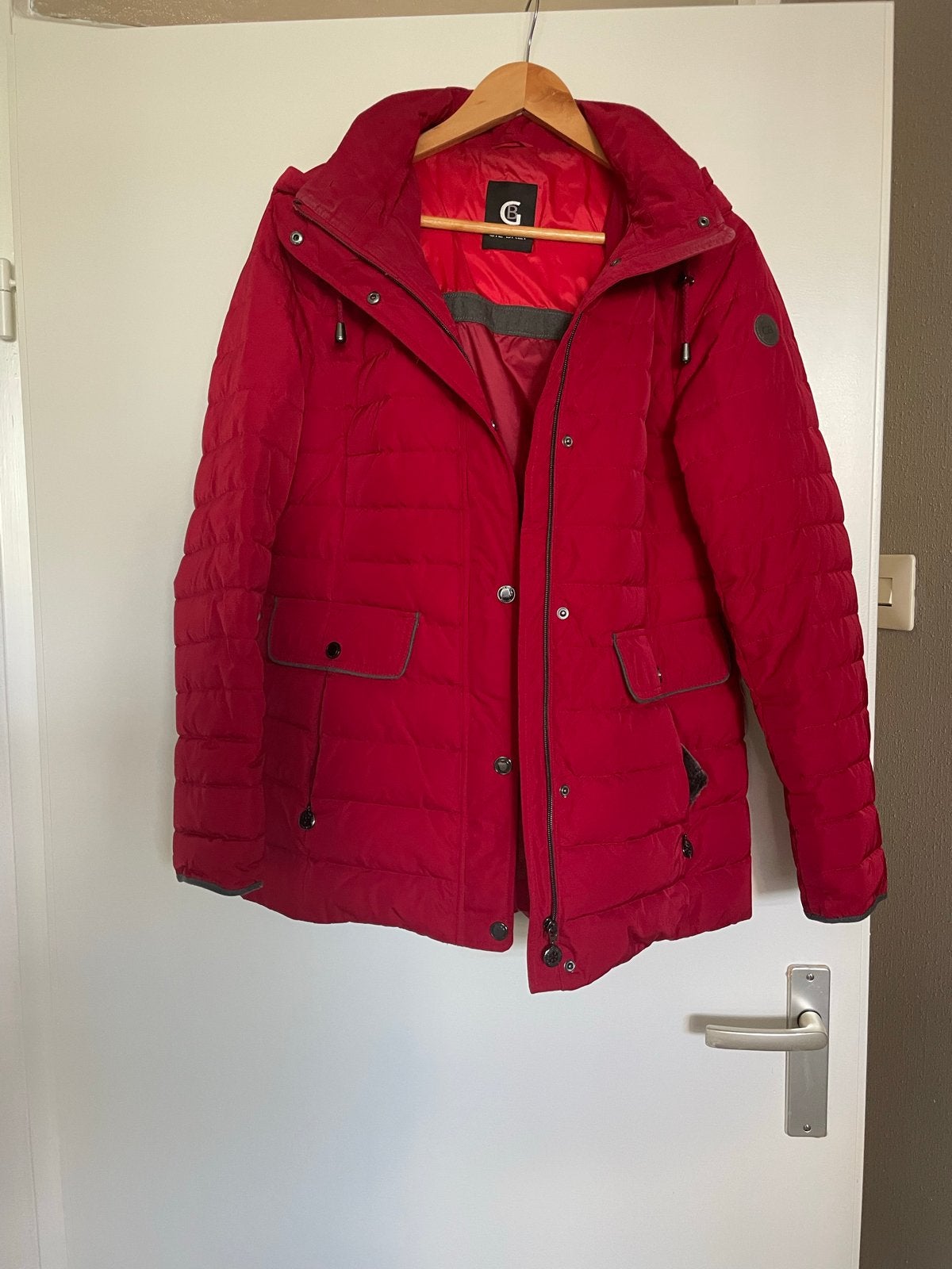 Gil Bret rode winterjas met echte donsvulling, Kleding | Dames, Jassen | Winter, Ophalen, Zo goed als nieuw, Maat 38/40 (M), Rood