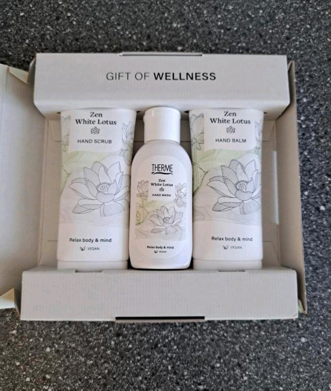 Therme Zen White Lotus

1x hand scrub 70 ml
1x hand balm 70, Ophalen of Verzenden, Nieuw