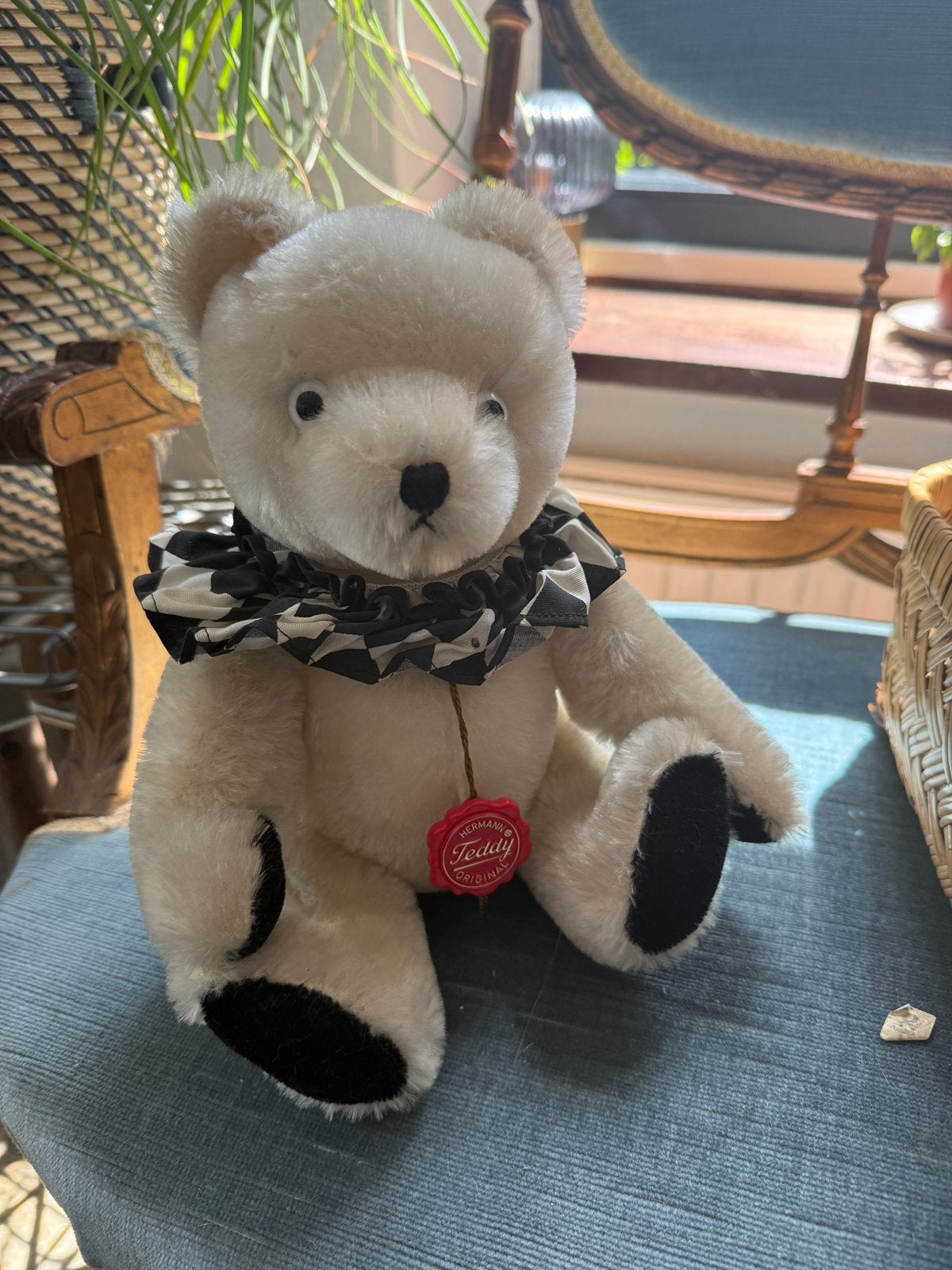 Aparte witte beer met label, Verzamelen, Beren en Cherished Teddies, Ophalen of Verzenden, Zo goed als nieuw, Stoffen beer, Overige merken