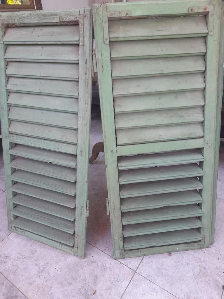 Antieke Franse louvreluiken met groen patina (2 stuks), Ophalen