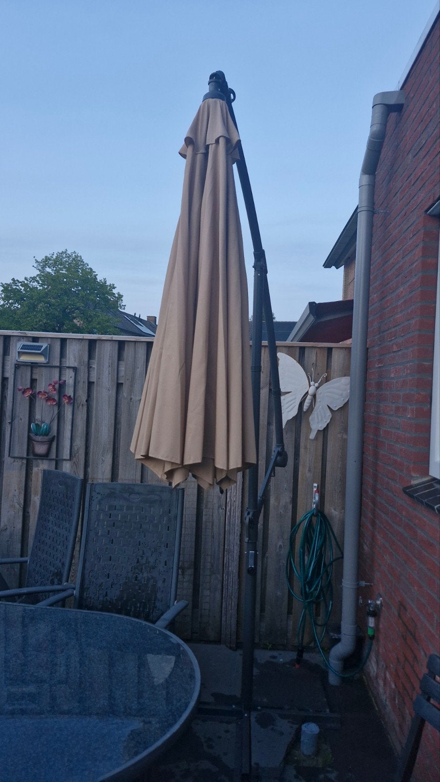 Zweefparasol beige - Zo goed als nieuw, Ophalen, Kantelbaar, 2 tot 3 meter, Zweefparasol