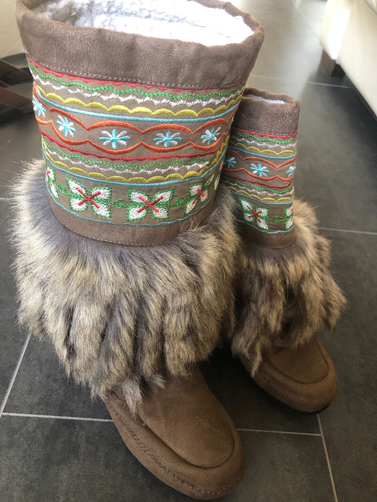 Warme winterlaarzen met bont en borduursel, Kleding | Dames, Ophalen of Verzenden, Zo goed als nieuw, Bruin