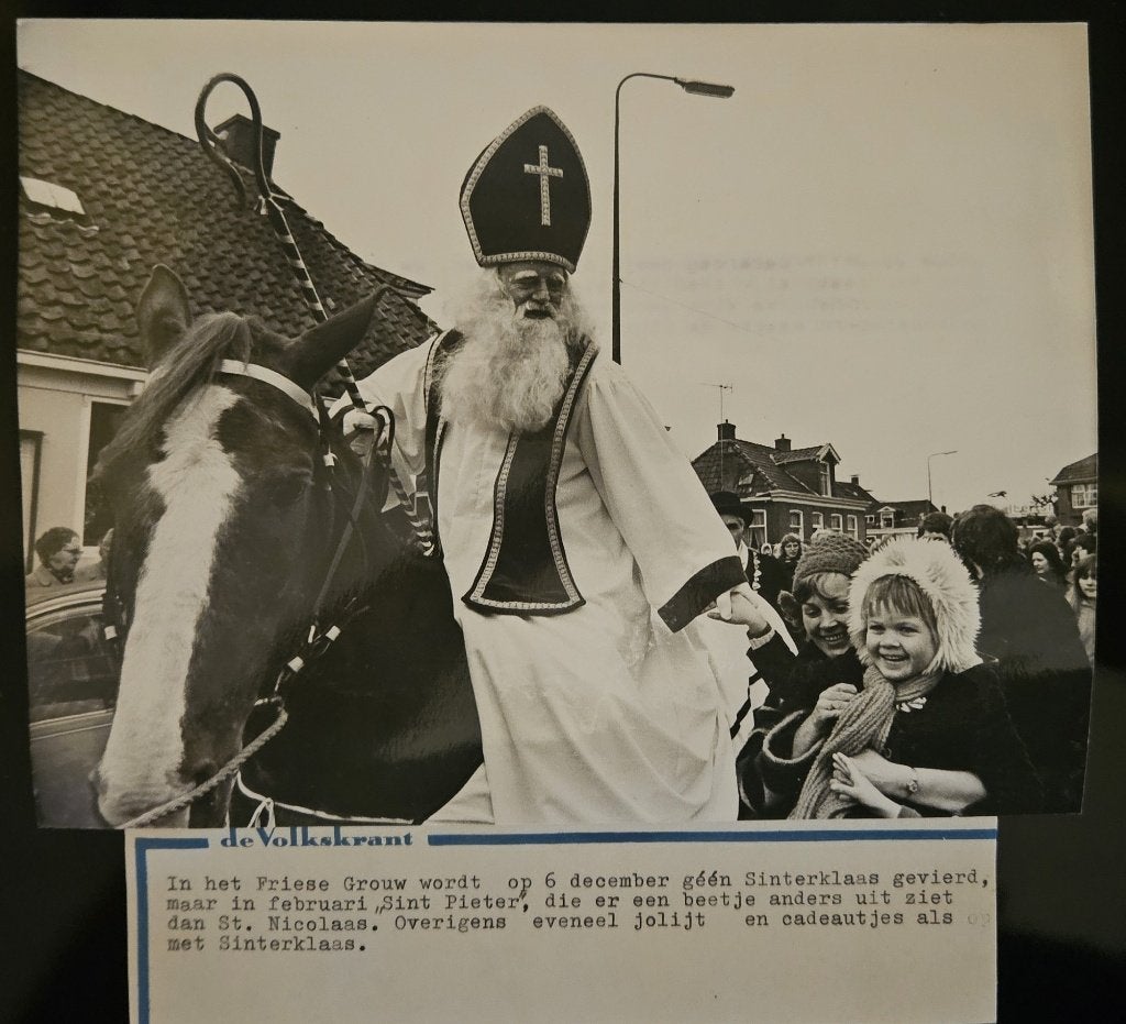 Originele persfoto: Sint Pieter intocht in Grouw (1977), Verzamelen, 1960 tot 1980, Gebruikt, Foto, Ophalen of Verzenden