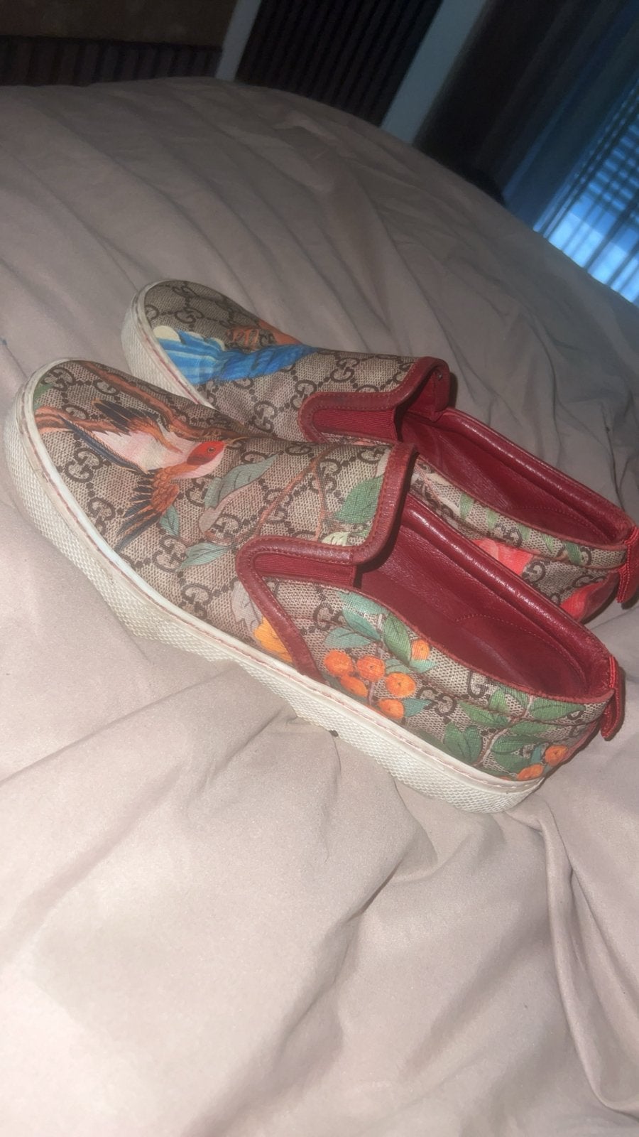 Gucci schoenen, Ophalen