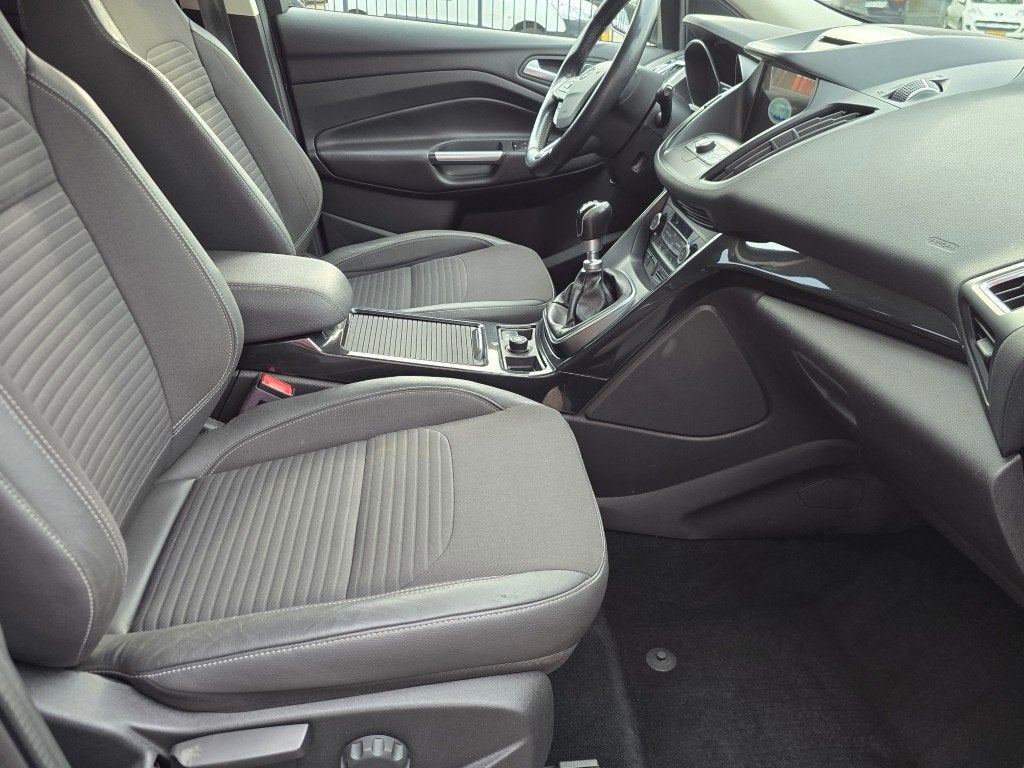 Foto 15 van Ford Kuga 1.5 EcoBoost Titanium D-Riem vervangen mooie auto