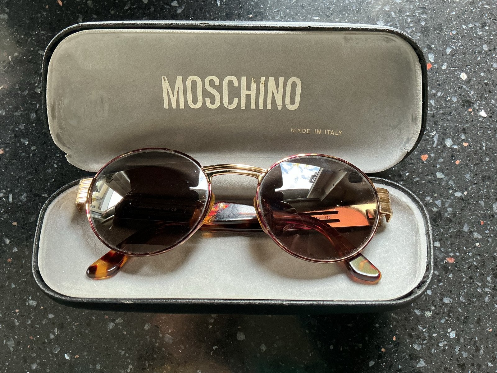 Vintage Moschino Zonnebril met Originele Case, Overige merken, Gebruikt, Zonnebril, Zwart