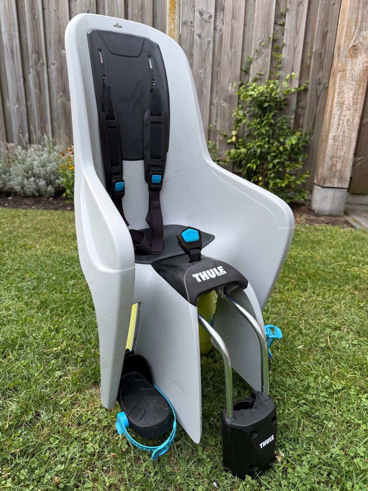 Thule Yepp Maxi Achterzitje - Grijs, Fietsen en Brommers, Ophalen, Achterzitje, 9 t/m 36 kg, Gebruikt