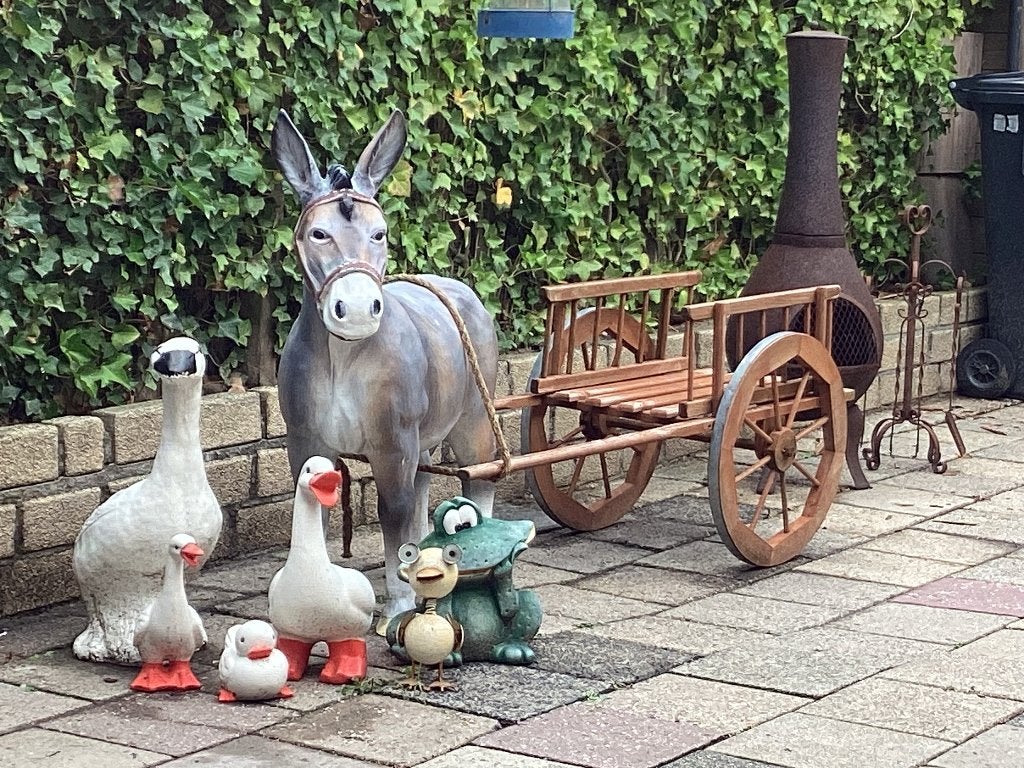 Decoratieve ezel met kar voor tuin of terras, Ophalen, Gebruikt, Kunststof, Dierenbeeld