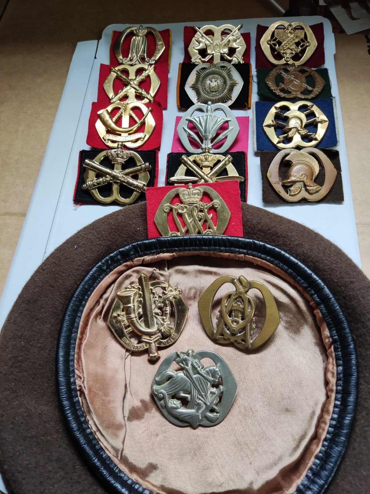 Hassing Baret met embleem naar keuze voor 12.50€, Ophalen of Verzenden, Landmacht, Nederland, Embleem of Badge