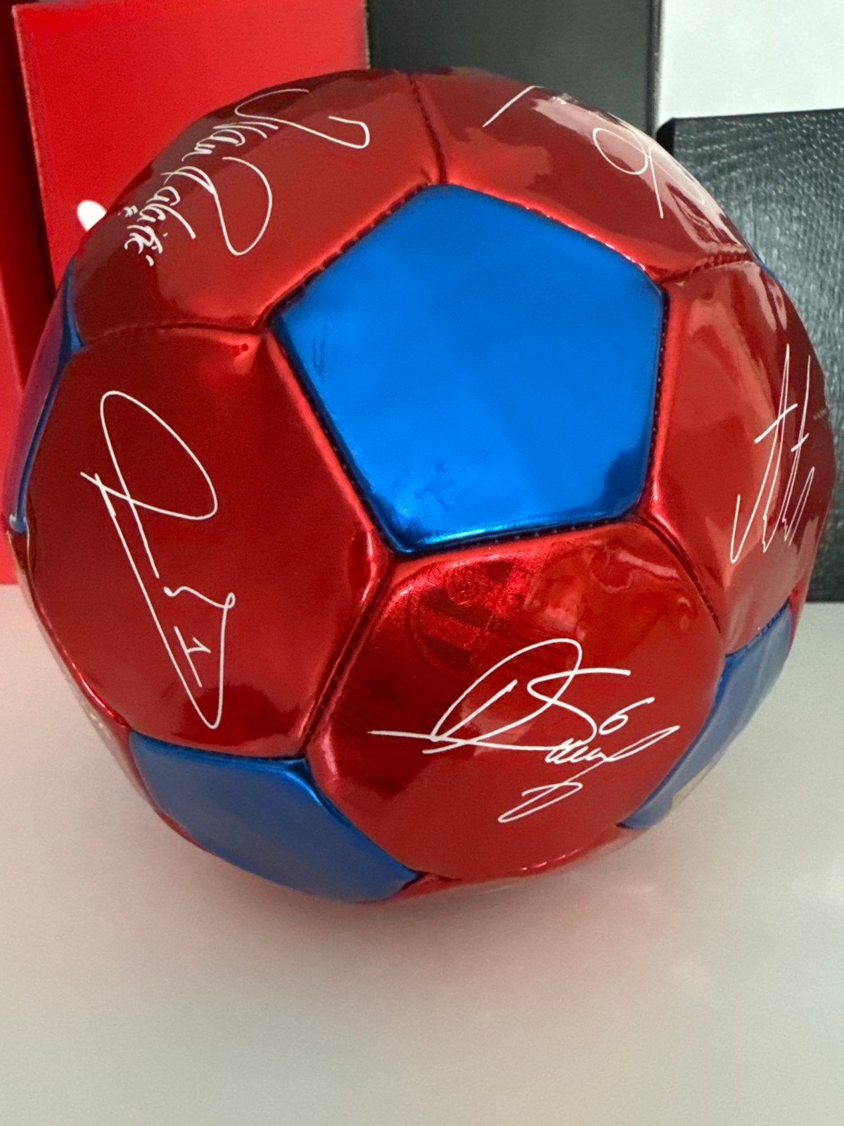 Gesigneerde voetbal - Rood/Blauw, Ophalen of Verzenden, Zo goed als nieuw, Bal