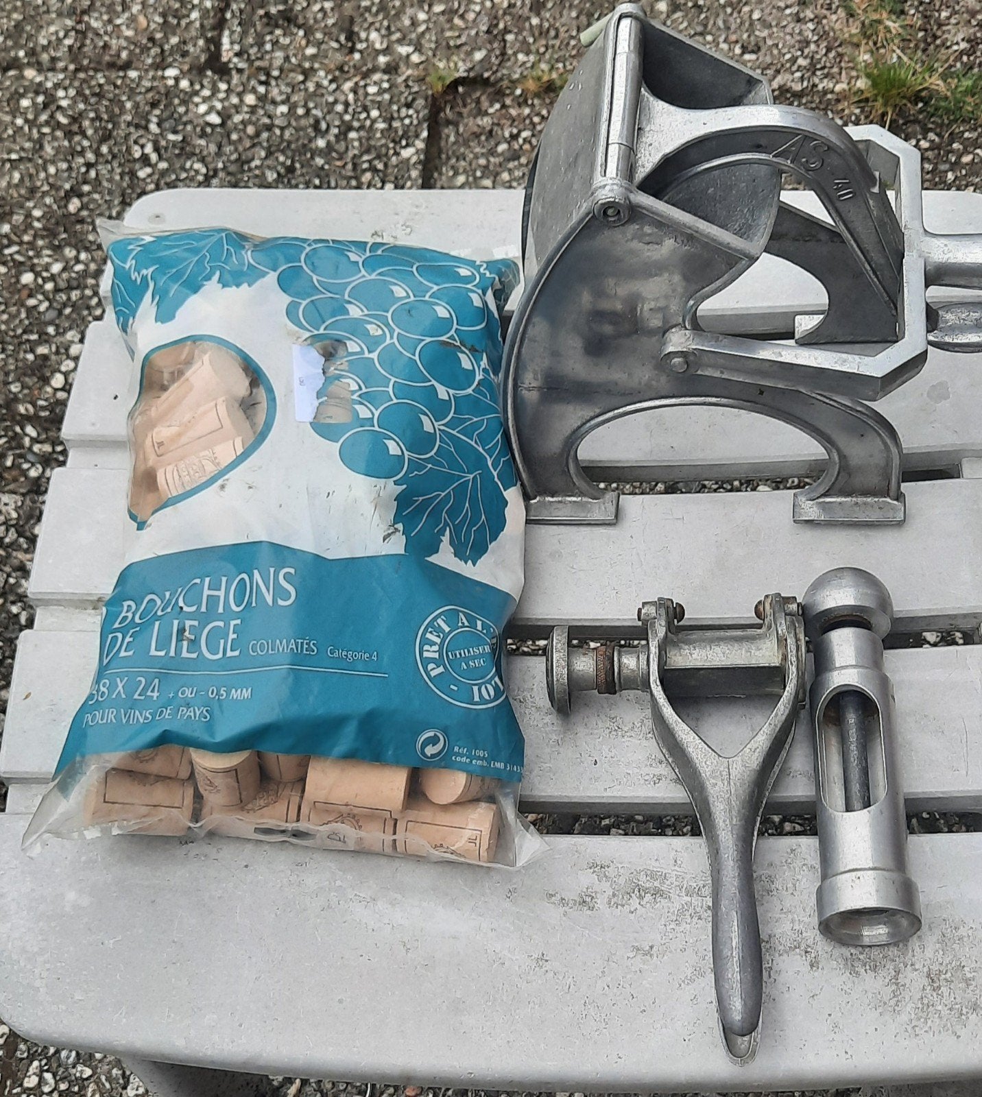 Wijnkurkapparaat met kurken en druivenpers, Verzenden