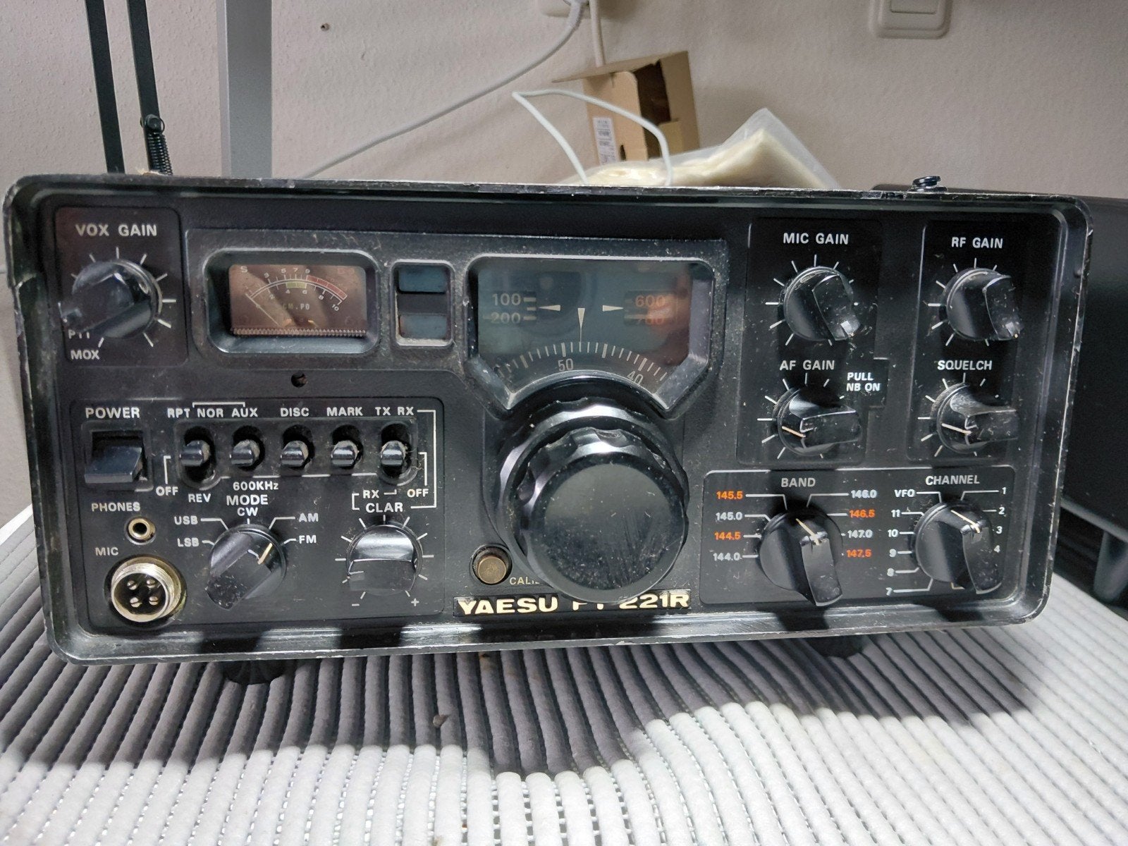 YAESU FT-221 R. [ DEFECT  !!! ] bieden, Ophalen of Verzenden, Niet werkend, Zender en Ontvanger