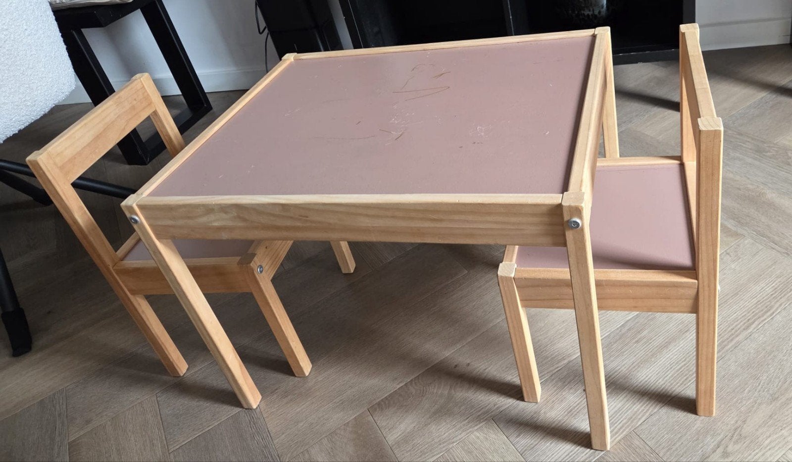 Ikea kindertafel met 2 stoelen oud roze, Ophalen