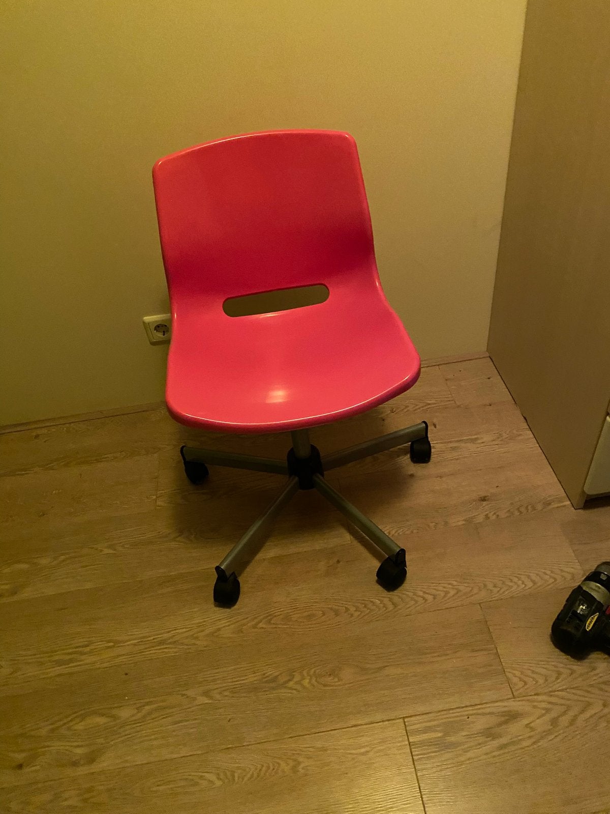 Gratis leuk rose stoeltje, Ophalen, Zo goed als nieuw, Roze