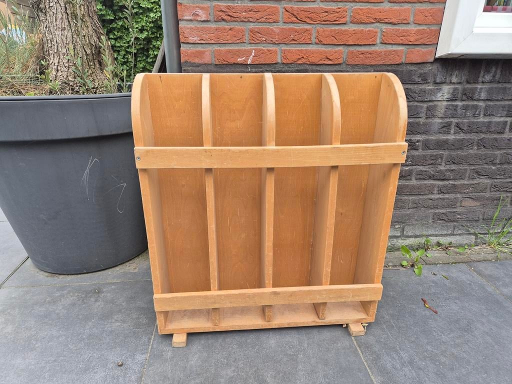 Vintage speelkledenstandaard uit kleuterklas, Ophalen