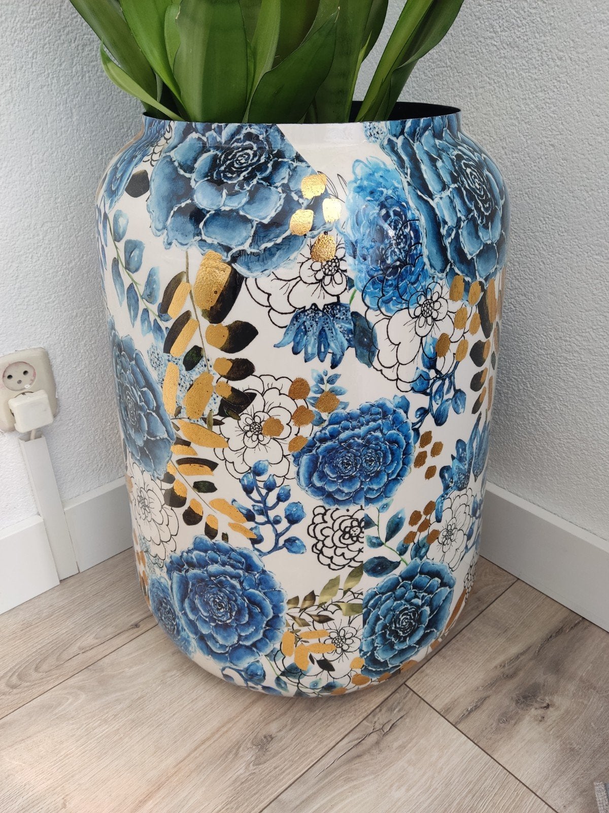 Grote bloempot/vaas met blauw-goud bloemmotief 30x61.5cm, Huis en Inrichting, Overige materialen, Ophalen of Verzenden, Zo goed als nieuw