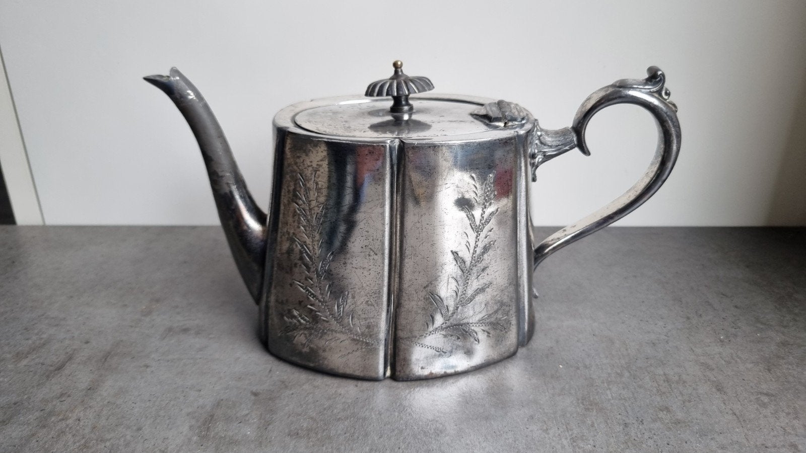 Klassieke verzilverde Engelse theepot met gravures, Ophalen of Verzenden, Zilver