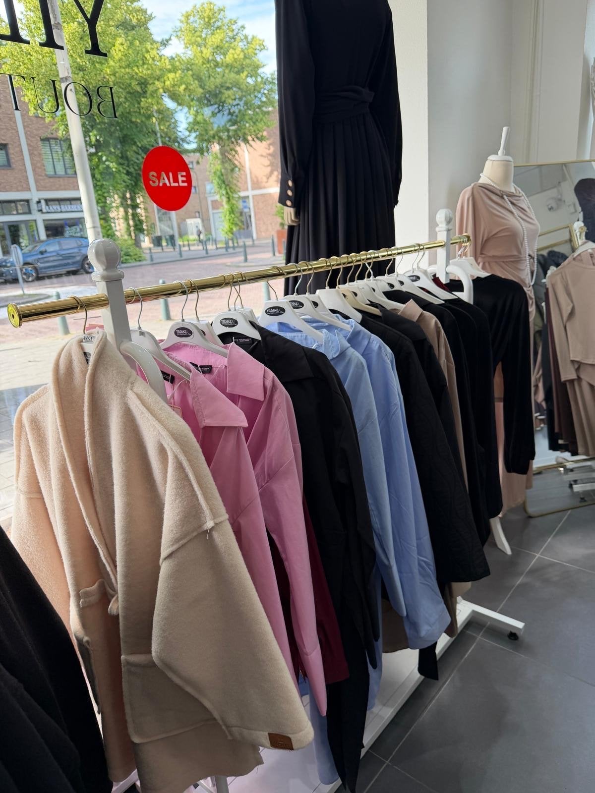 Complete inventaris dameskledingwinkel: kleding, rekken, pop, Ophalen, Nieuw