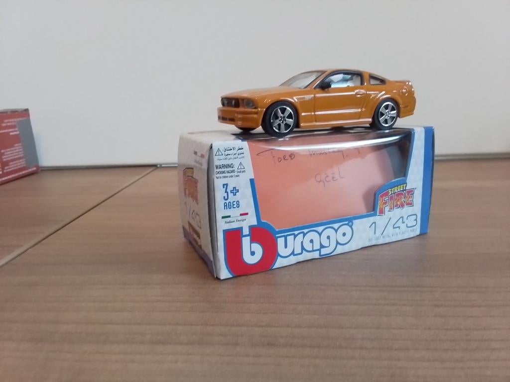 Burago.  FORD MUSTANG GT.  geel., Ophalen of Verzenden, Zo goed als nieuw, Auto, Overige merken