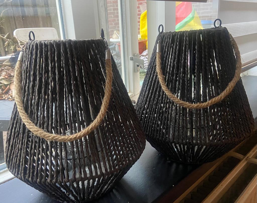 2 grote zwarte windlichten, Huis en Inrichting, Ophalen of Verzenden, Zo goed als nieuw, Overige materialen, Minder dan 25 cm